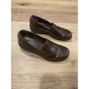 Clarks Brown Leather Slip-On Loafer Shoes Womens Sz 9M Comfort Timeless Modest